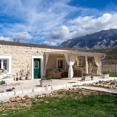 Stone House With Jacuzzi 