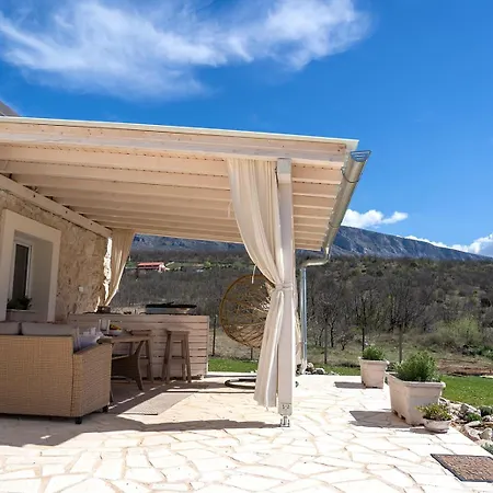Stone House With Jacuzzi 