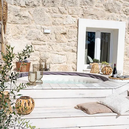 ヴィラ Stone House With Jacuzzi 
